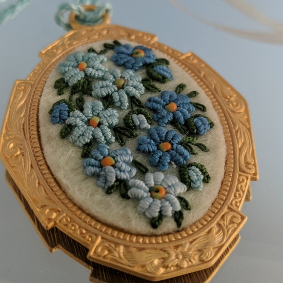 Blue floral Embroidered necklace - Picture 2 of 2